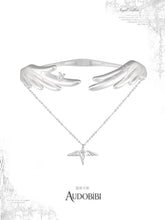 Wing choker with a draped chain and small wing drop.