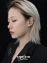 ต่างหูแบบเจาะหูทรงหางปลาเคลือบแพลทินัม 18k Aqua Fragments™