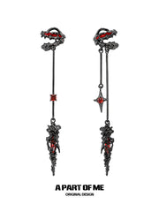 ต่างหูแบบหนีบ Dark Crows Red Moissanite ชุบทองคำดำ 18K ดีไซน์สวยงามแบบ Dark Aesthetic Ear Clips™