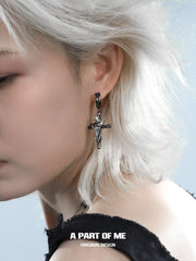 다크 크로우 18K 플래티넘 도금 캡티브 레이븐 크로스 이어링™