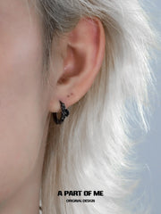 ต่างหู Captive Raven เคลือบแพลตตินัม 18K ของ Dark Crows™