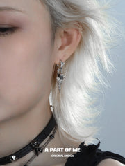 ต่างหู Captive Raven เคลือบแพลตตินัม 18K ของ Dark Crows™