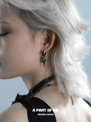 ต่างหู Captive Raven เคลือบแพลตตินัม 18K ของ Dark Crows™