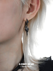 ต่างหู Captive Raven เคลือบแพลตตินัม 18K ของ Dark Crows™