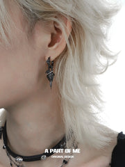 ต่างหู Captive Raven เคลือบแพลตตินัม 18K ของ Dark Crows™