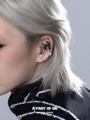 ต่างหูแบบเจาะหูรูปดอกกุหลาบเคลือบแพลตินัม 18K ของ Dark Crows™