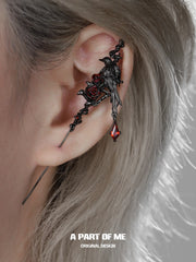 ต่างหูแบบเจาะหูรูปดอกกุหลาบเคลือบแพลตินัม 18K ของ Dark Crows™