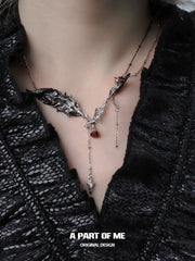 สร้อยคอโชกเกอร์ดอกกุหลาบสีบลัดดี้โรสเคลือบแพลตตินัม 18K Divine Plume™