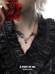 สร้อยคอโชกเกอร์ดอกกุหลาบสีบลัดดี้โรสเคลือบแพลตตินัม 18K Divine Plume™