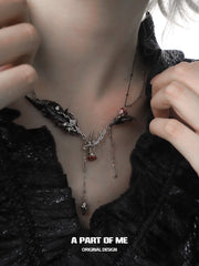 สร้อยคอโชกเกอร์ดอกกุหลาบสีบลัดดี้โรสเคลือบแพลตตินัม 18K Divine Plume™