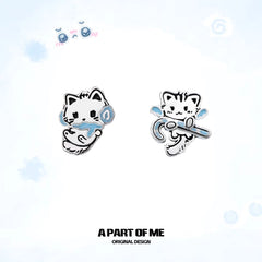 ต่างหูสตั๊ดดีไซน์แมวหัวใจนุ่มชุบแพลทินัม 18K Hello Winter Meow™