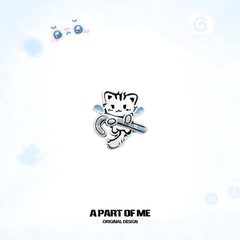 ต่างหูสตั๊ดดีไซน์แมวหัวใจนุ่มชุบแพลทินัม 18K Hello Winter Meow™