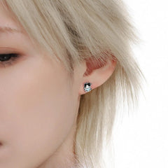 ต่างหูสตั๊ดดีไซน์แมวหัวใจนุ่มชุบแพลทินัม 18K Hello Winter Meow™