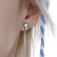 ต่างหูสตั๊ดดีไซน์แมวหัวใจนุ่มชุบแพลทินัม 18K Hello Winter Meow™