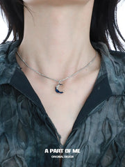 สร้อยคอพระจันทร์สีน้ำเงินเข้มเคลือบแพลตตินัม 18k Indigo Curve™