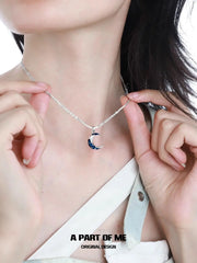 สร้อยคอพระจันทร์สีน้ำเงินเข้มเคลือบแพลตตินัม 18k Indigo Curve™
