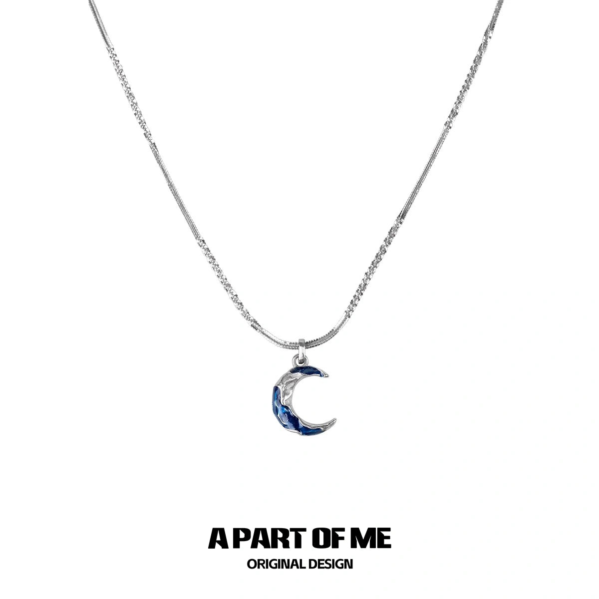 สร้อยคอพระจันทร์สีน้ำเงินเข้มเคลือบแพลตตินัม 18k Indigo Curve™