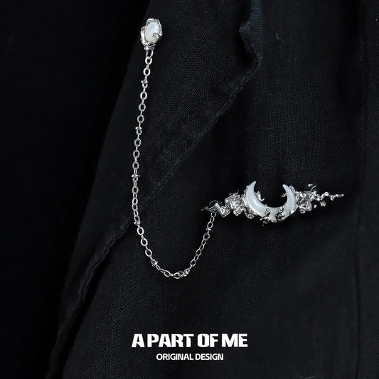 เข็มกลัดประดับพู่สไตล์ MYTH OF THE MOON ชุบแพลตตินัม 18K™