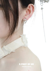 ต่างหูสตั๊ดเปลือกหอยเสี้ยวไม่สมมาตรชุบแพลทินัม 18K MYTH OF THE MOON S925™