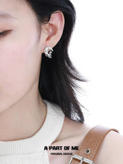 ต่างหูสตั๊ดเปลือกหอยเสี้ยวไม่สมมาตรชุบแพลทินัม 18K MYTH OF THE MOON S925™