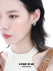 ต่างหูสตั๊ดเปลือกหอยเสี้ยวไม่สมมาตรชุบแพลทินัม 18K MYTH OF THE MOON S925™