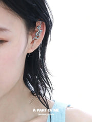 ต่างหูเจาะหูรูปงูสีน้ำเงินน้ำแข็งชุบแพลตินัม 18k บ้านสลิธีริน™
