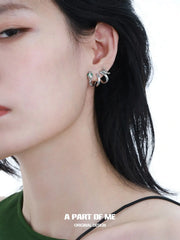 ต่างหูรูปงูบิดชุบแพลตินัม 18k บ้านสลิธีริน™