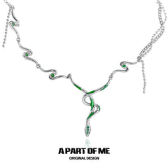 สร้อยคอรูปงูบิดเกลียวเคลือบแพลตตินัม 18k จากบ้านสลิธีริน™