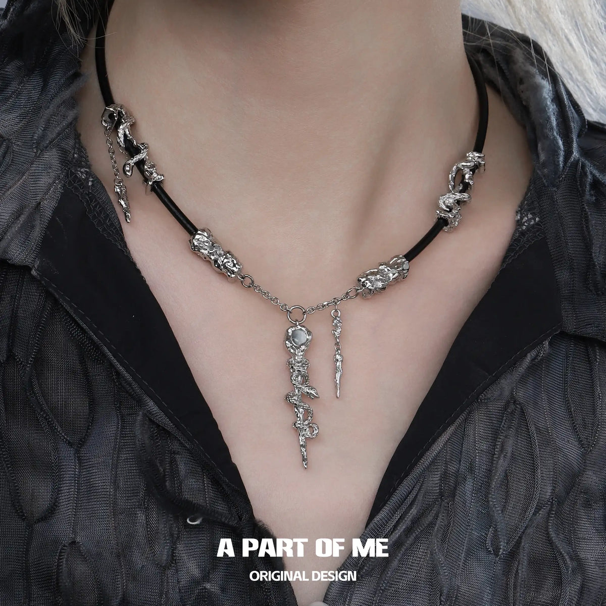 สร้อยคอหนังพร้อมจี้เพทาย Snake's Grasp ชุบแพลตตินัม 18K™