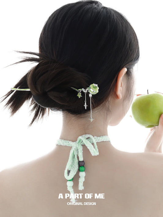 กิ๊บติดผมรูปแอปเปิ้ลเขียวนำโชคชุบแพลตินัม 18K รุ่น Summer Fruity™
