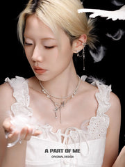 윙드 그레이스 18K 플래티넘 도금 태슬 천연 진주 초커 목걸이™
