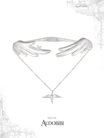 Wing choker with a draped chain and small wing drop.