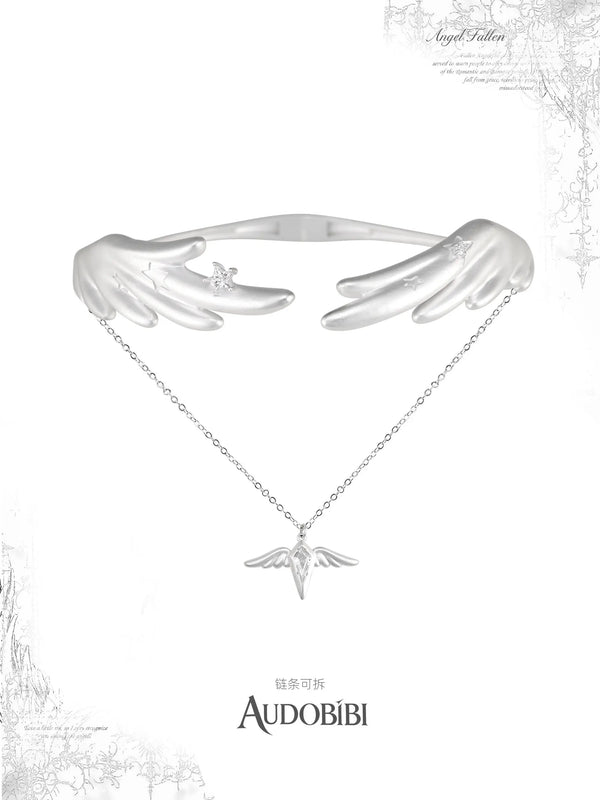Wing choker with a draped chain and small wing drop.