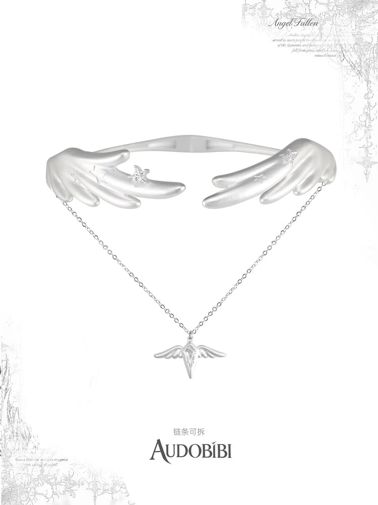 Wing choker with a draped chain and small wing drop.