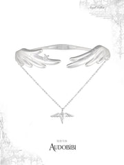 Wing choker with a draped chain and small wing drop.